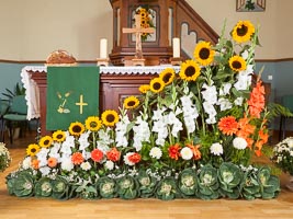 Décorations fruits et légumes dans l'église