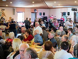 La salle et les convives à table