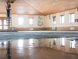 flaque d'eau dans la salle des fêtes