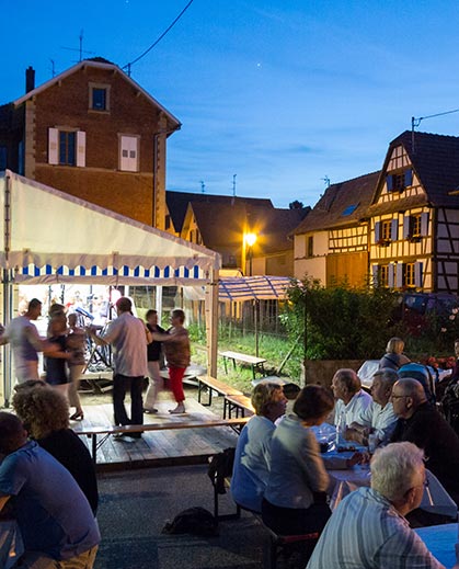 Danseurs sous le chapiteau et convives atablés