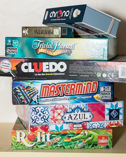 pile de boites de jeux de société