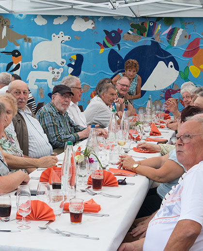 Le repas avec la fresque de l'école en arrière plan