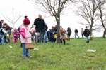 Enfants cherchant des œufs